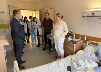 Pasveikintos paskutinio praėjusiais metais gimusio berniuko ir pirmosios šiais metais naujagimės mergytės mamos