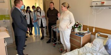 Pasveikintos paskutinio praėjusiais metais gimusio berniuko ir pirmosios šiais metais naujagimės mergytės mamos