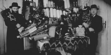 Rabinas D.Lifšicas su pagalbininku ir išgelbėtais šventais raštais Kalvarijos sinagogoje