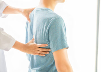 Kompiuterio klaviatūrą keičia kastuvas – ar nugara atlaikys? 