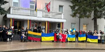 Šakiai kartu su Ukraina pasitinka karo metines