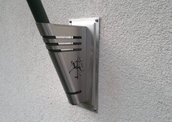 Kada galima vėliavos laikiklį tvirtinti prie namo?