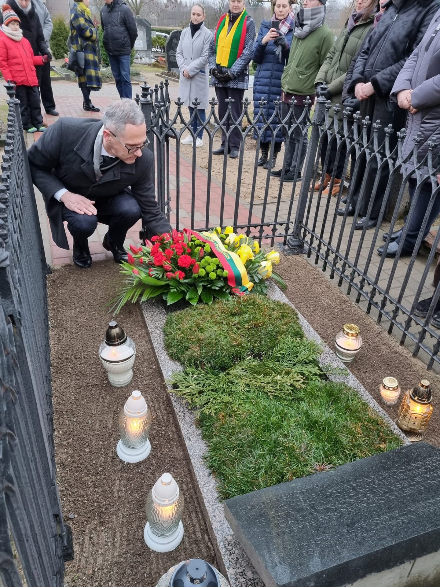 Gėlių puokštės padėjimas prie V. Kudirkos kapo