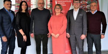 Lietuvos plaukimo federacijos apdovanojimai  treneriams Aurimui ir Daliai Kadūnams