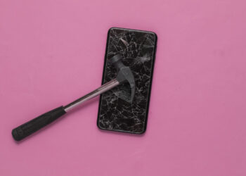 Vyras ne juokais įsisiautėjo – sudaužė moters telefoną ir laikrodį, sukarpė drabužius