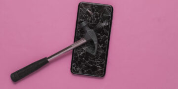 Vyras ne juokais įsisiautėjo – sudaužė moters telefoną ir laikrodį, sukarpė drabužius