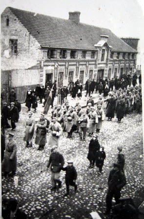 1944 m. balandžio 13 d. Kalvarija. Vietinės Rinktinės 305 batalionas išvyksta į Eišiškes