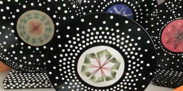 Parodos „Muzika kitaip“ darbai puošia Sasnavos biblioteką