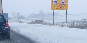 Pūga užklupo nelauktai – dėl avarijų formuojasi eilės Via Baltikoje