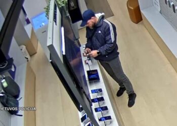 Pavogė išmanųjį laikrodį iš salono Marijampolėje – policija prašo pagalbos atpažįstant asmenį
