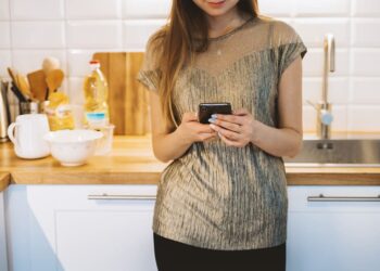 Sudužo arba suskilo telefono ekranas? Štai, kodėl turėtumėte jį pakeisti