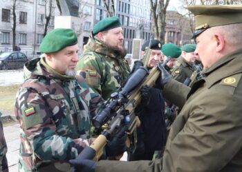 E. Papečkio rankose - Taikliojo šaulio ginklas