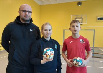 Fizinio ugdymo mokytojas Povilas Melnykas su mokiniais Joriu ir Smilte