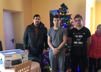 UAB „Komotos servisas“ vadovas Markas Barčaitis padovanojo kompiuterinės technikos