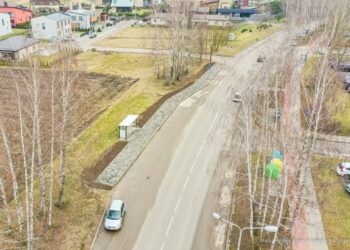 Marijampolėje įrengtas dar vienas patogus šaligatvis prie viešojo transporto laukimo paviljono