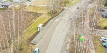 Marijampolėje įrengtas dar vienas patogus šaligatvis prie viešojo transporto laukimo paviljono