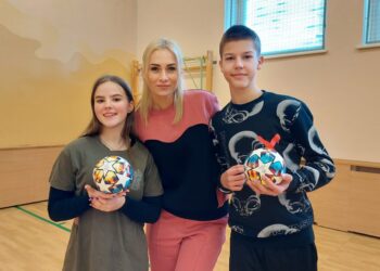 Karjeros specialistė Kristina Litvaitienė su mokiniais Normantu Dumčiumi ir Egle Bučinskaite patekusiais į finalą