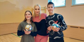 Karjeros specialistė Kristina Litvaitienė su mokiniais Normantu Dumčiumi ir Egle Bučinskaite patekusiais į finalą