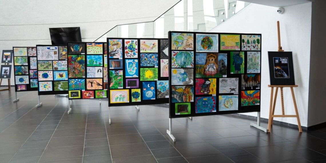 Pasaulinės žemės dienos proga - mokinių piešinių paroda „Žemė - mūsų planeta“