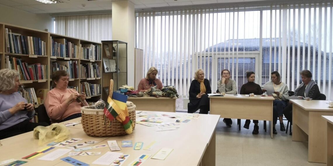 Šakių bibliotekoje vyko prasminga akcija „Sušildyk Ukrainos kojas“