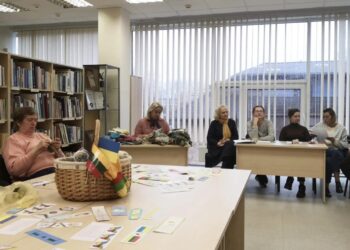Šakių bibliotekoje vyko prasminga akcija „Sušildyk Ukrainos kojas“