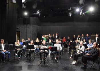 Su apdovanojimu pasveikintas Vilkaviškio jaunimo pučiamųjų instrumentų orkestro kolektyvas