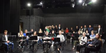 Su apdovanojimu pasveikintas Vilkaviškio jaunimo pučiamųjų instrumentų orkestro kolektyvas