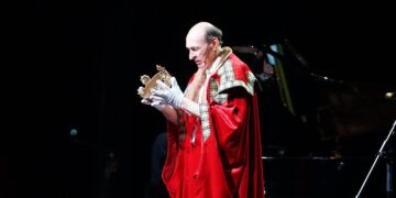 Teatro dienos proga „Auksinės pakabos“ apdovanojimai ir sveikinimai, teatriniai monologai ir dainos