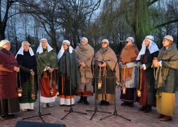 „Pavasario lygiadienis - Šviesos upė“ reginys Poezijos parke!