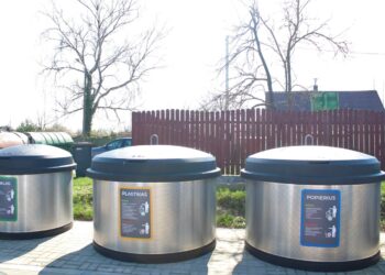 Naujai pakeistai šiukšlių konteineriai