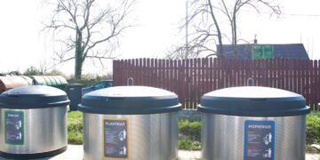Naujai pakeistai šiukšlių konteineriai