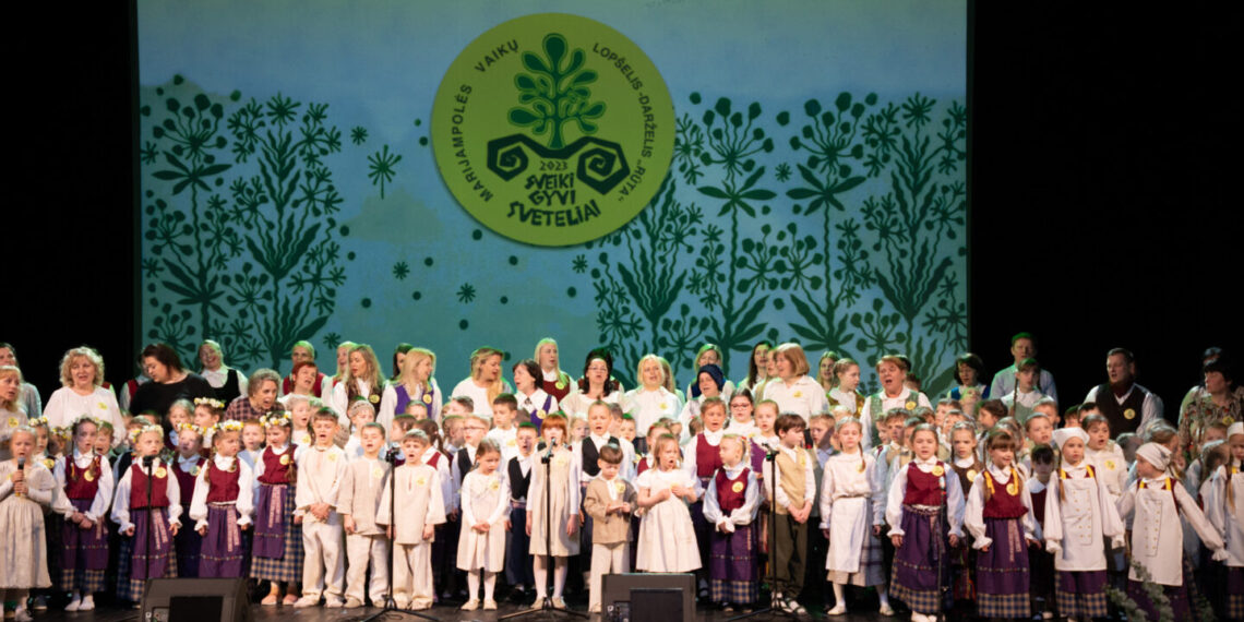 Praūžė tarptautinis Lietuvių liaudies dainų festivalis - „Sveiki gyvi, sveteliai“