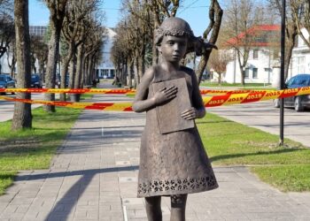 Šakiuose į senąją vietą grįžo skulptūrinės kompozicijos „Simboliai laike“ pagrindinė dalis