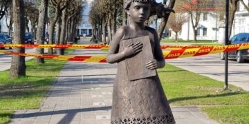 Šakiuose į senąją vietą grįžo skulptūrinės kompozicijos „Simboliai laike“ pagrindinė dalis