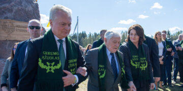 Ukrainos karo aukų atminimo ąžuolyno sodinimas Šakių rajone