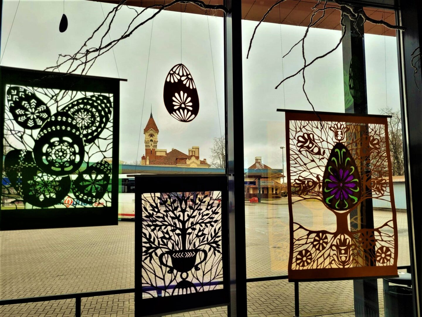 Velykinės dekoracijos Marijampolės autobusų stotyje
