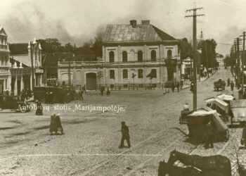 Vienu metu Basanavičiaus aikštėje buvus autobusų stotis