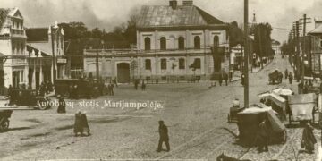 Vienu metu Basanavičiaus aikštėje buvus autobusų stotis