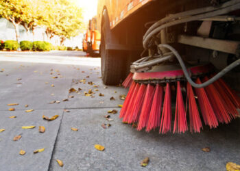 Prasidėjo gatvių valymas – padėkime darbus atlikti kokybiškai