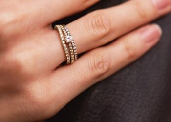 Raudono aukso žiedai su deimantais – kodėl juos verta rinktis?