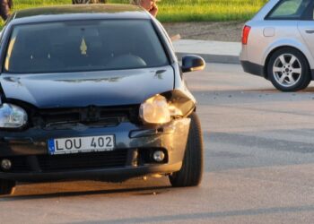 Kelio nepasidalino du lengvieji automobiliai