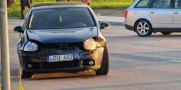 Kelio nepasidalino du lengvieji automobiliai