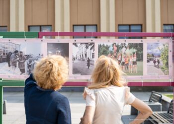J. Basanavičiaus a. atidaryta fotografijų paroda „Jaunimas. Tada ir dabar“