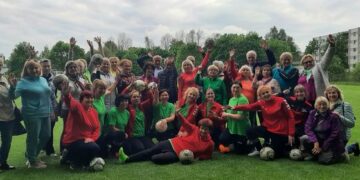 Moterų futbolo komanda sužaidė rungtynes su Marijampolės Trečiojo amžiaus universiteto studentais