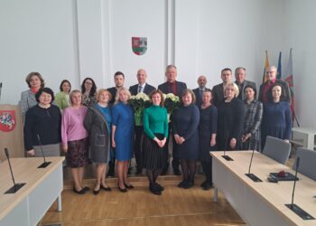 Šakių rajono savivaldybėje atsisveikinta su dviem darbinę karjerą baigusiais valstybės tarnautojais