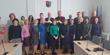 Šakių rajono savivaldybėje atsisveikinta su dviem darbinę karjerą baigusiais valstybės tarnautojais