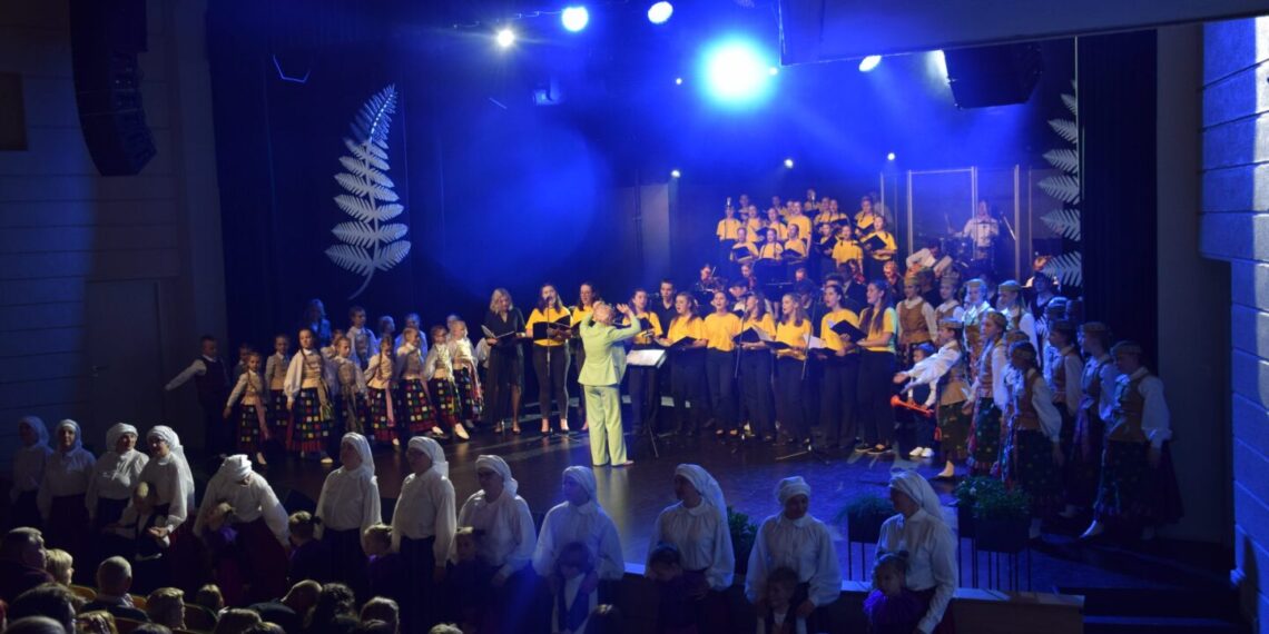 Vilkaviškio muzikos mokyklos liaudies dainų ir šokių ansamblis „Siaustinis“ surengė įspūdingą koncertą