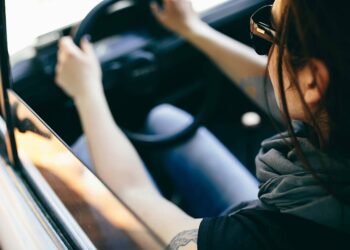 Hibridinis ar elektrinis automobilis? Pagrindiniai skirtumai ir privalumai