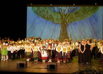 „Draugų būryje“ - spalvinga šokių pynė Meno mokyklos choreografijos skyriaus 40-mečiui