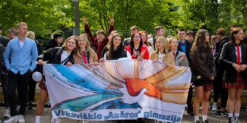 Paskutinis skambutis nuaidėjo Vilkaviškio „Aušros“ gimnazistams